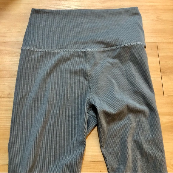 Beyond Yoga Women’s Grey Ribbed Leggings - High Rise Midi Length - Size Large - Picture 3 of 11